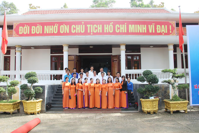 Trường Trung cấp Luật Vị Thanh về nguồn tại Đền thờ Bác Hồ - Xã Lương Tâm, huyện Long Mỹ, tỉnh Hậu Giang