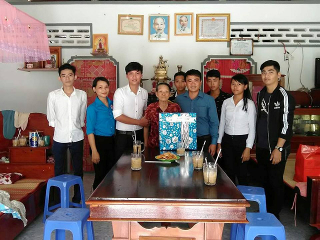 Đoàn Trường Trung cấp Luật Vị Thanh tổ chức thăm, tặng quà Mẹ Việt Nam anh hùng tại xã Vị Trung, huyện Vị Thủy, tỉnh Hậu Giang