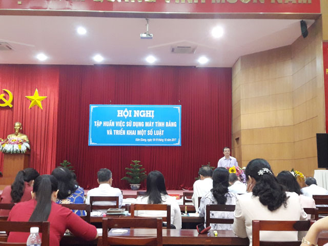 Trường Trung cấp Luật Vị Thanh tham dự "Hội nghị Tập huấn việc sử dụng máy tính bảng và triển khai một số luật mới dành cho Đại biểu Hội đồng nhân dân cấp tỉnh" tại Kiên Giang