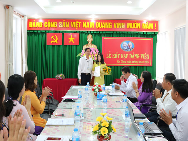 Đ/c Dương Thành Đức - Bí thư Chi bộ trao Quyết định cho đ/c Nguyễn Thị Hoàng Yến