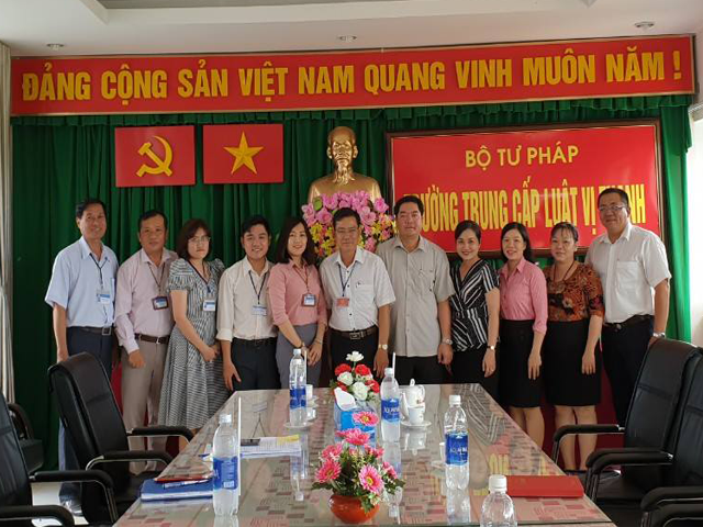 Trường Trung cấp Luật Vị Thanh làm việc với Sở Tư pháp tỉnh Kiên Giang về việc phối hợp tổ chức các lớp bồi dưỡng kiến thức pháp luật, nghiệp vụ cho công chức tư pháp - hộ tịch và hòa giải viên ở cơ sở năm 2019