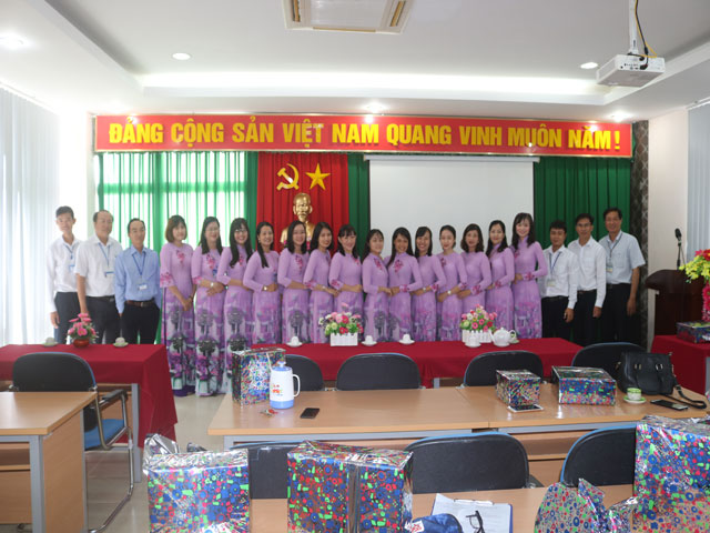 Tập thể sư phạm Trường Trung cấp Luật Vị Thanh họp mặt  kỷ niệm ngày Phụ nữ Việt Nam