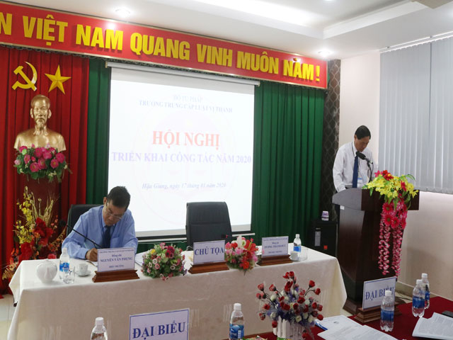 Ong Duong Thanh Duc Pho Hieu truong Bao cao tom tat ket qua cong tac nam 2019 va trien khai phuong huong nhiem vu nam 2020