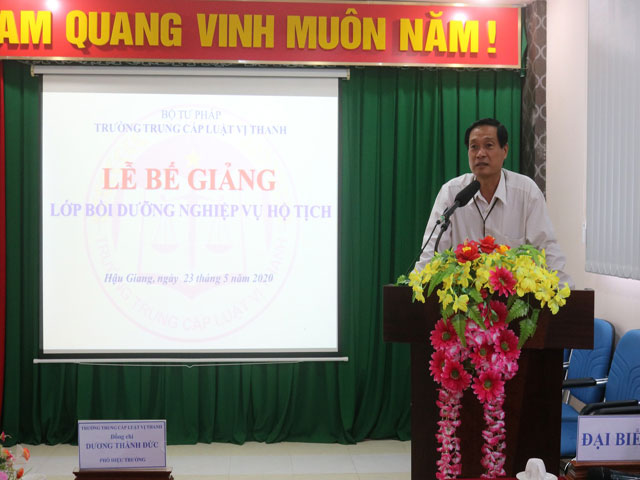 Thầy Dương Thành Đức - Phó Hiệu trưởng Nhà trường phát biểu tại buổi Lễ