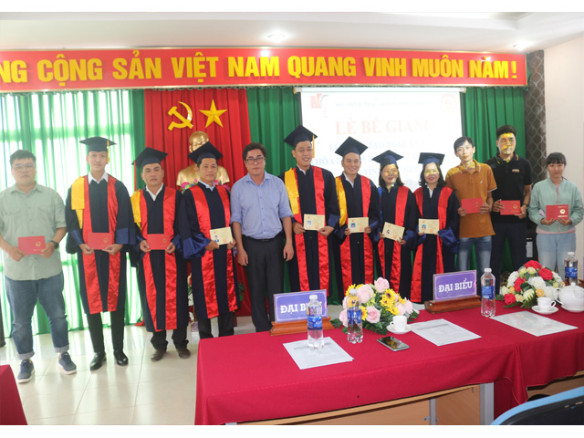 ông Trần Quốc Liêm, Phó Giám đốc Học viện Tư pháp tại TP.HCM trao Chứng nhận cho học viên tốt nghiệp