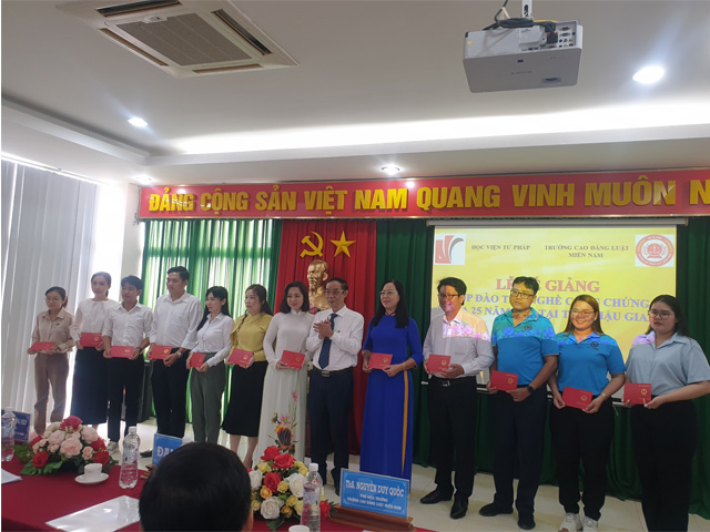 Ông Nguyễn Trường Thiệp - Phó Giám đốc Học viện Tư pháp, Trưởng cơ sở Học viện Tư pháp tại thành phố Hồ Chí Minh trao chứng chỉ cho học viên