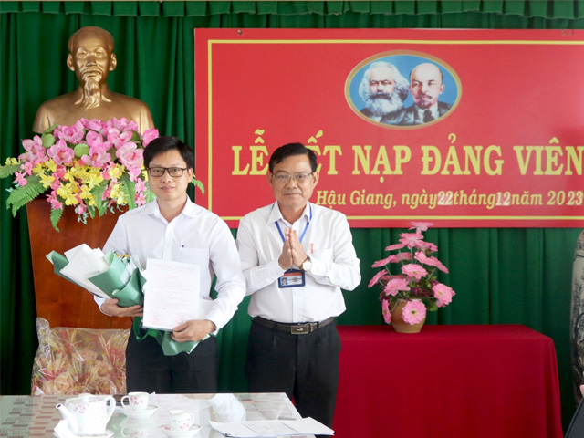 Đồng chí Nguyễn Văn Phụng - Bí thư Chi bộ trao Quyết định kết nạp đảng viên mới cho quần chúng Lê Văn Hào