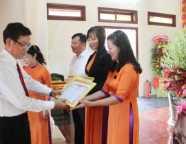 Ông Nguyễn Văn Phụng tặng giấy khen cho các tập thể