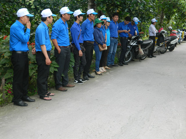 Đoàn viên Trường Trung cấp Luật Vị Thanh tham gia trồng cây xanh tại xã Đông Phước A, huyện Châu Thành