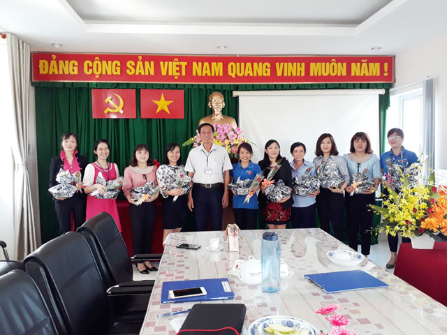 Thầy Dương Thành Đức Bí thư Chi bộ - Phó Hiệu trưởng Nhà trường tặng quà lưu niệm cho CCVC nữ nhân ngày 8/3