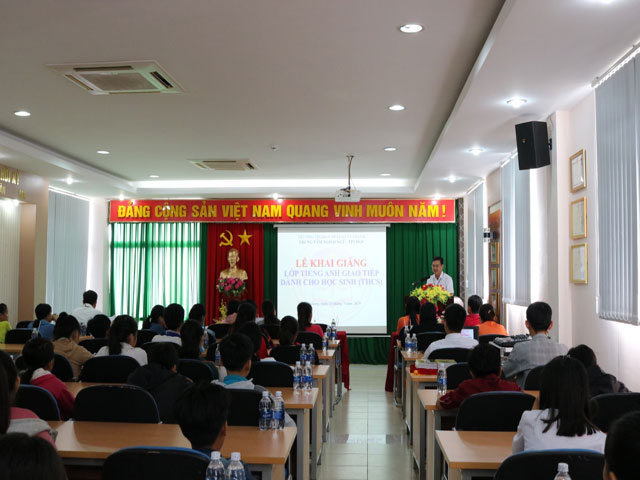 TS. Nguyễn Văn Phụng - Hiệu trưởng phát biểu chỉ đạo lớp học