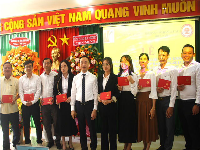 TS. Nguyễn Xuân Thu - Giám đốc Học viện Tư pháp trao chứng chỉ cho học viên